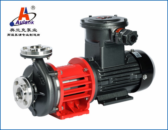 該款泵浦為磁力驅(qū)動式超高溫旋渦泵，移送循環(huán)介質(zhì)為不含顆粒、纖維的液體（水、導熱油、乙二醇）等。泵浦外觀精美、振動小、噪音低、應用于循環(huán) 350℃以內(nèi)高溫導熱油，循環(huán) 180℃以內(nèi)熱水。2.應用領域：精密超高溫模溫機、皮革滾輪加熱設備、反應釜保溫等行業(yè)。